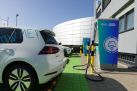 Ein E-Auto lädt an einer evm-Ladesäule