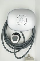 Eine weiße Wallbox mit einem Grauen Kabel