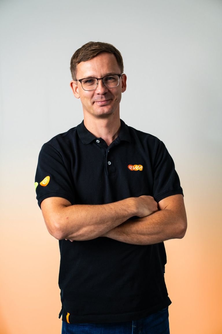 Ein Mann mit Brille und schwarzem T-Shirt